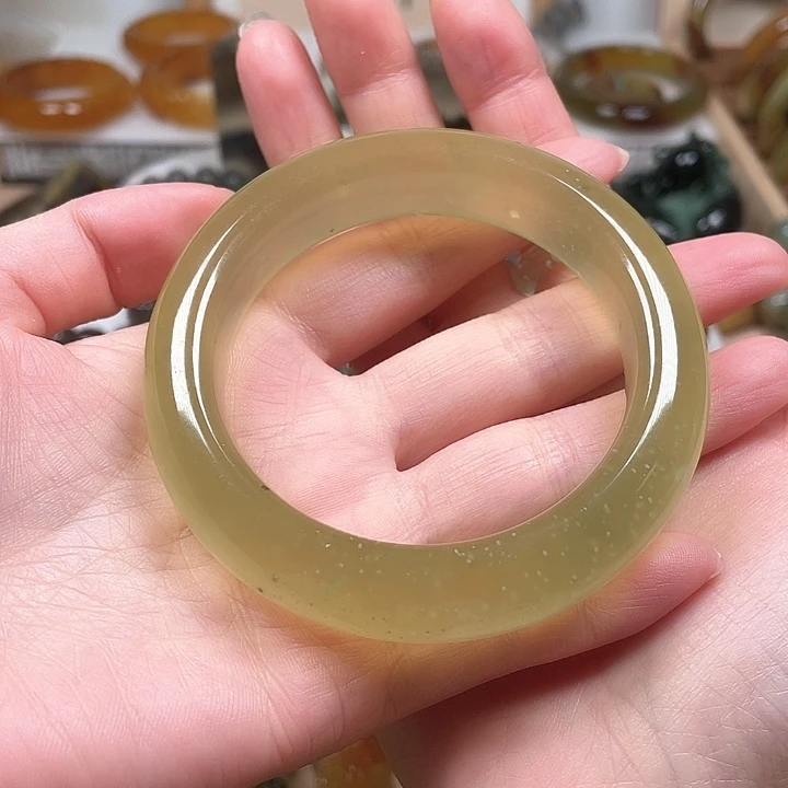 蛇纹石玉手镯未镶嵌卢*卓