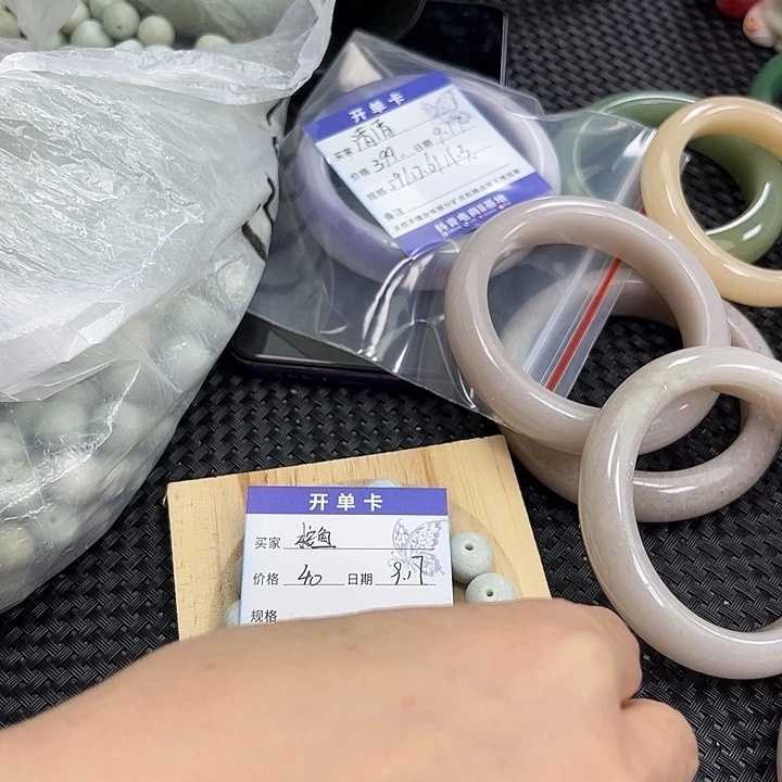 桉****未镶嵌手镯石英岩玉