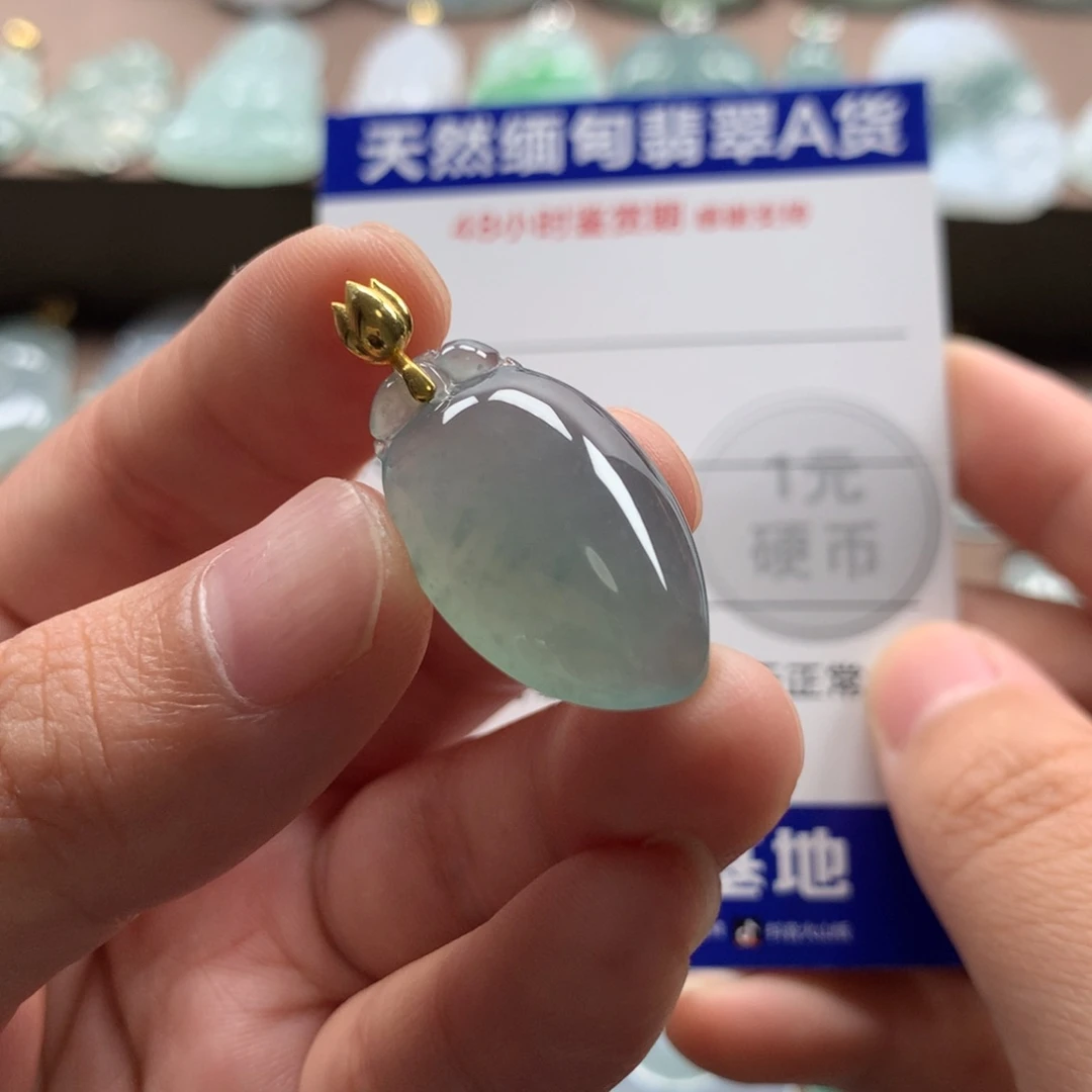 颈饰18K金镶嵌翡翠招***了天然翡翠