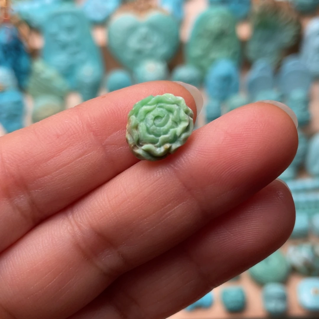 绿松石未镶嵌颈饰