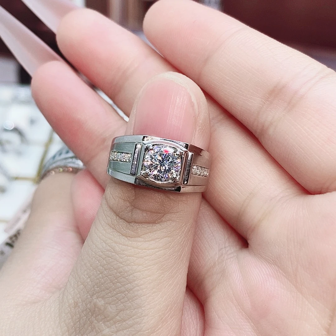 铂Pt950镶嵌合成碳硅石（莫桑石）戒指/指环