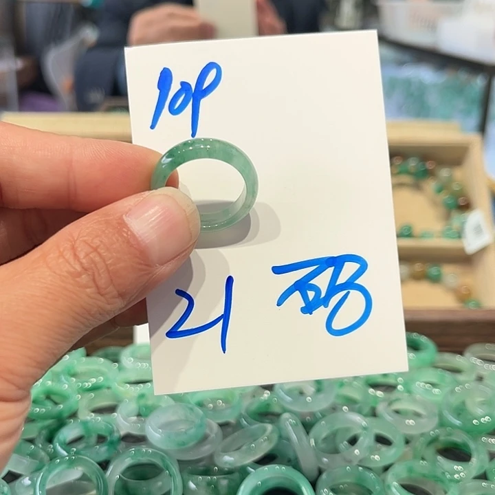 椰****石英质玉未镶嵌戒圈