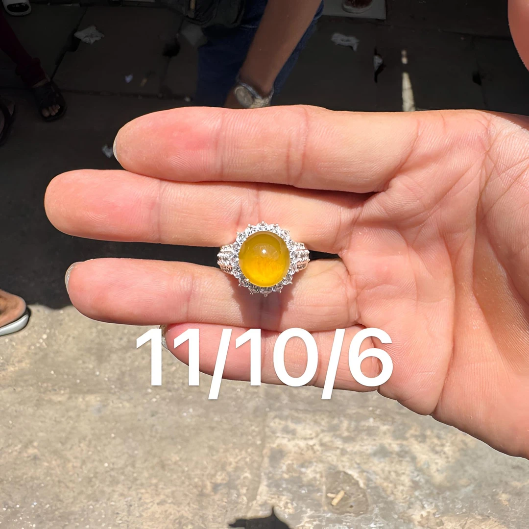 0523(小哪吒在源头)高冰种翡翠柠檬黄戒面肉细饱满杠味荧光足M130