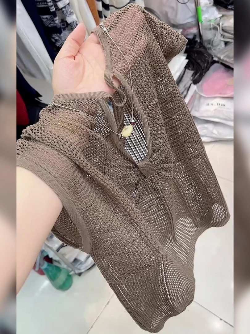 2025年夏季高级设计感轻奢百搭超好看时髦圆领卡其色镂空上衣