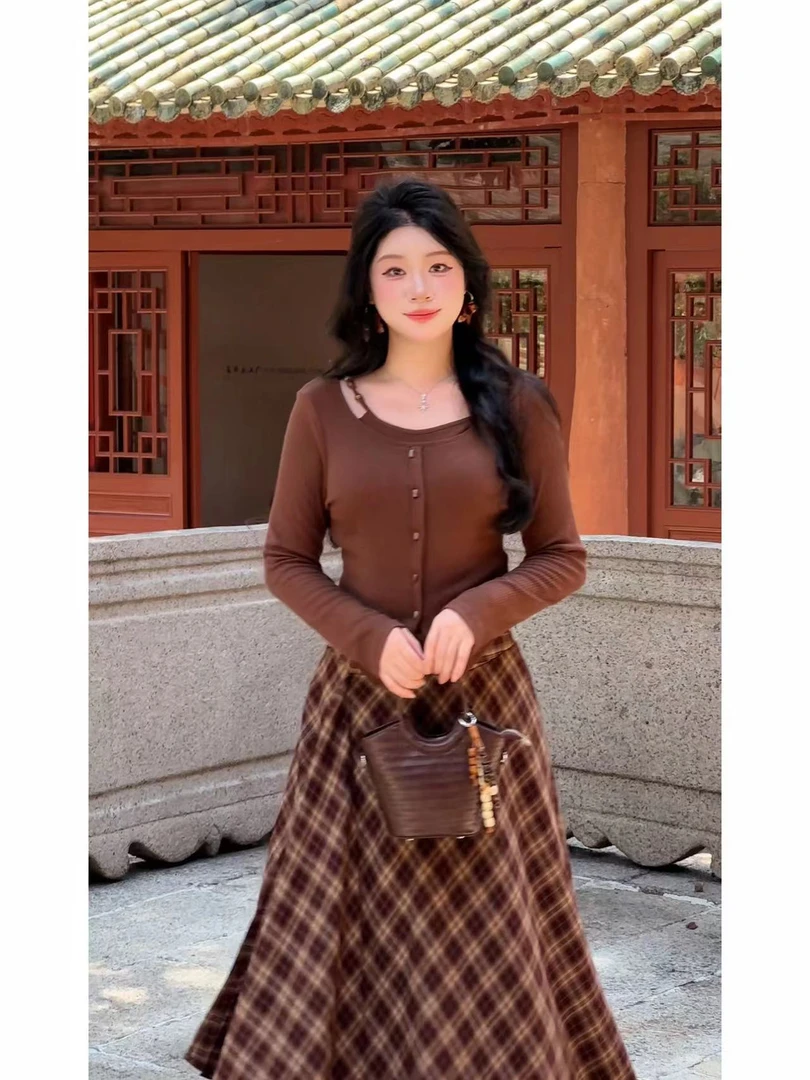 【长路漫漫】秋季氛围感大码显瘦针织修身上衣+不规则半身裙两件套