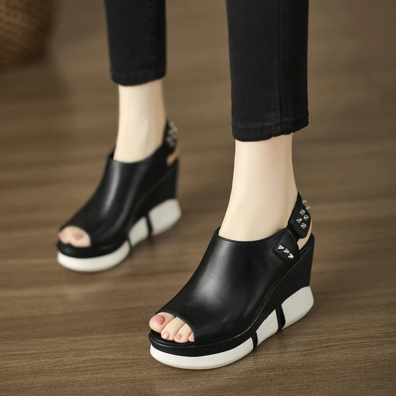 修悦女鞋~9cm坡跟凉鞋女小个子不累脚防水台厚底鞋铆钉鱼嘴罗马鞋