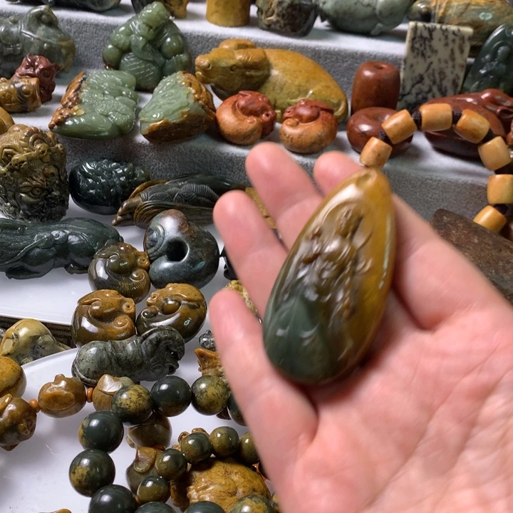 未镶嵌岫岩河磨玉（透闪石质玉）把件