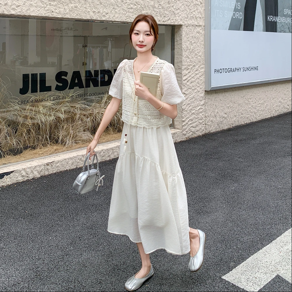 温柔风气质一整套穿搭女2025夏新款蕾丝钩花泡泡袖上衣吊带裙套装