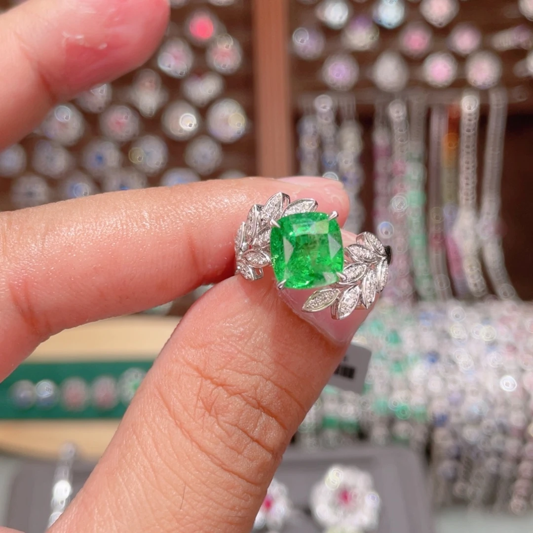 18K金镶嵌戒指石榴石（沙弗莱）3.84ct