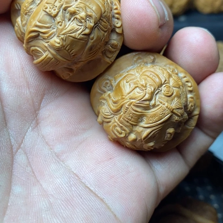 文玩核桃把件眼***?财神