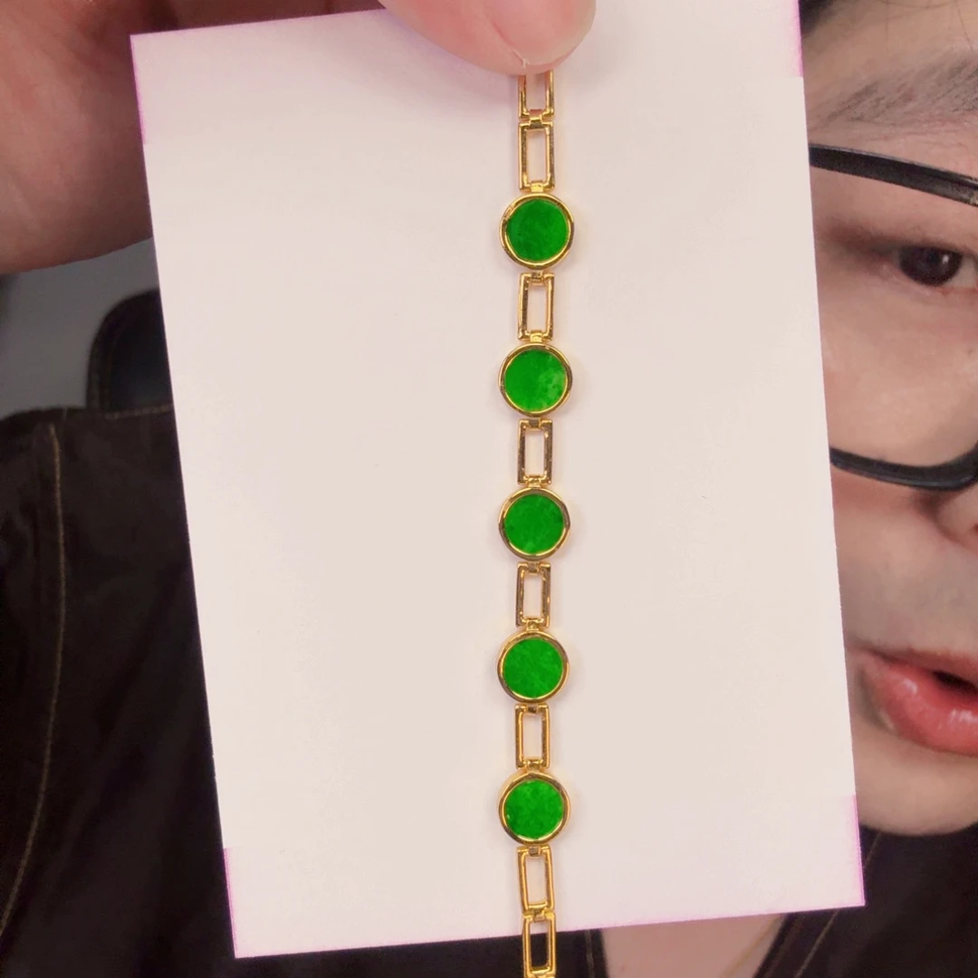 翡翠未镶嵌颈饰一件