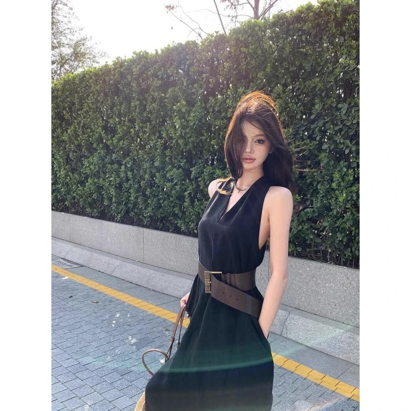 新款气质辨妹风黑色V领挂脖连衣裙女夏季气质收腰显瘦无袖A字长裙