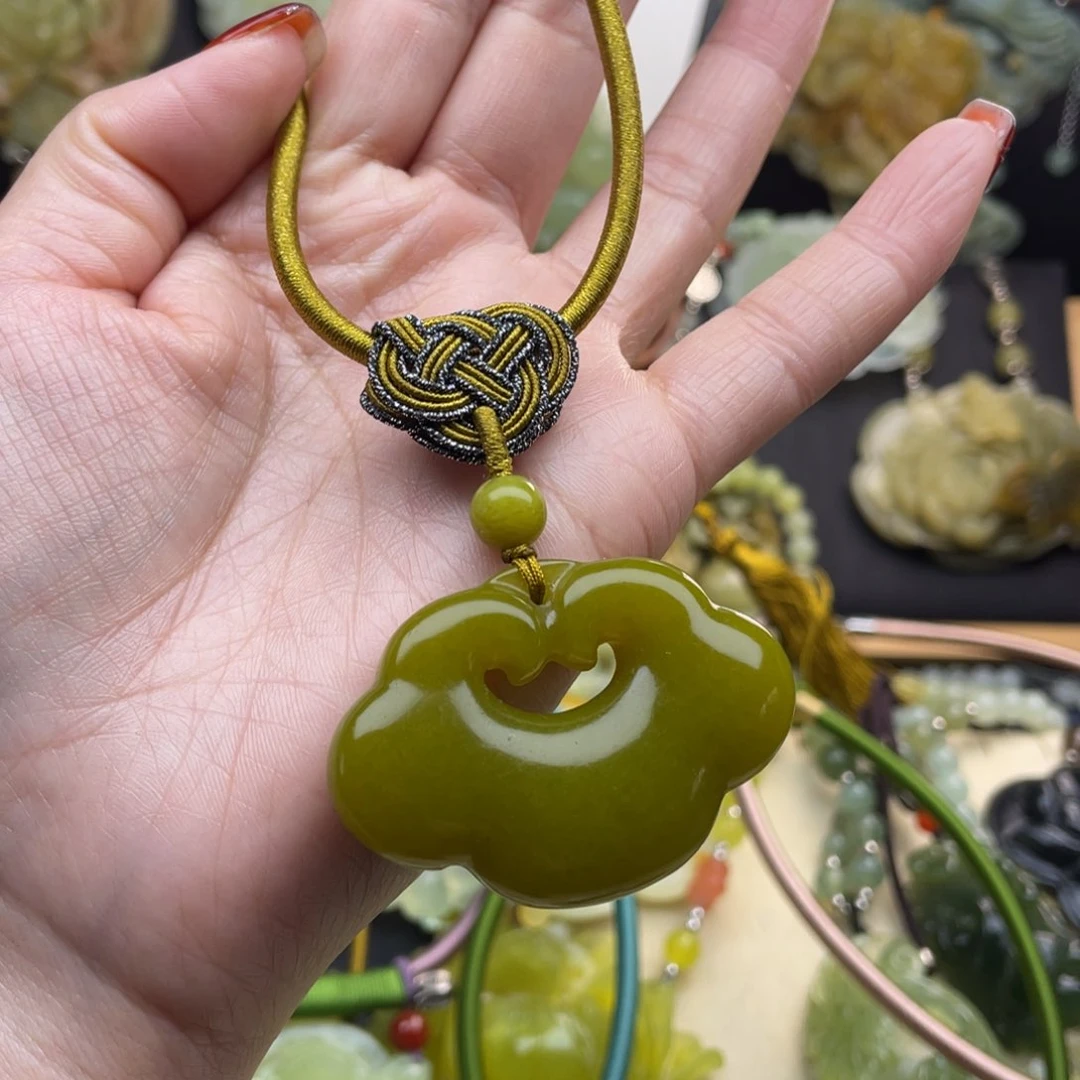 蛇纹石玉颈饰未镶嵌