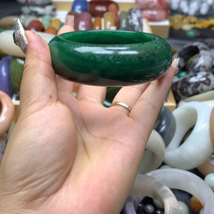 未镶嵌手镯石英质玉君*