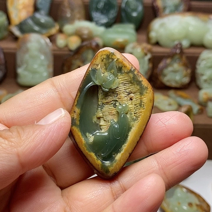 自***了岫岩河磨玉（透闪石质玉）未镶嵌颈饰