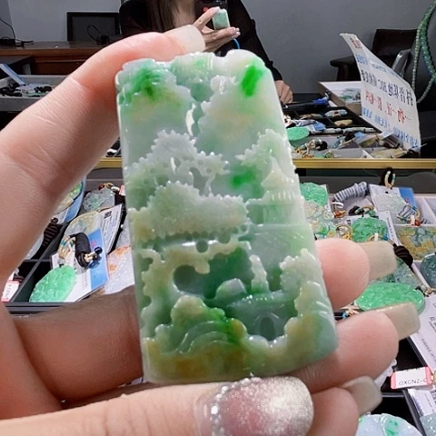 颈饰未镶嵌翡翠一个