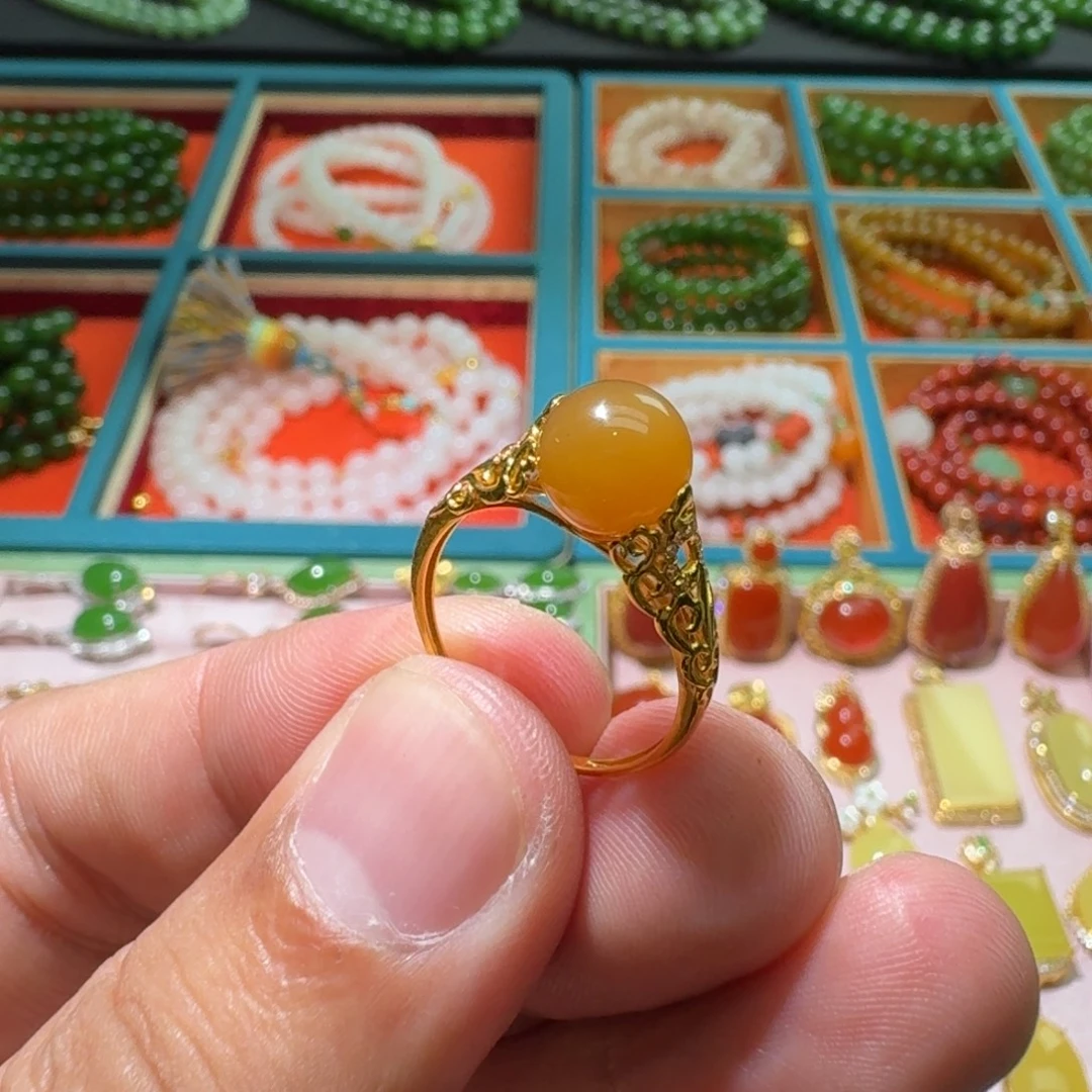 和田玉18K金镶嵌珠宝奇石且末红糖圆珠戒指