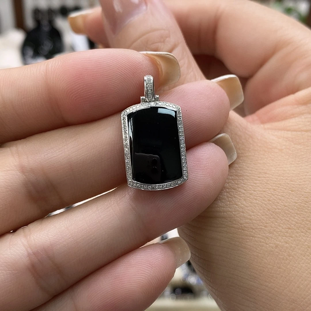 翡翠18K金镶嵌颈饰墨翠