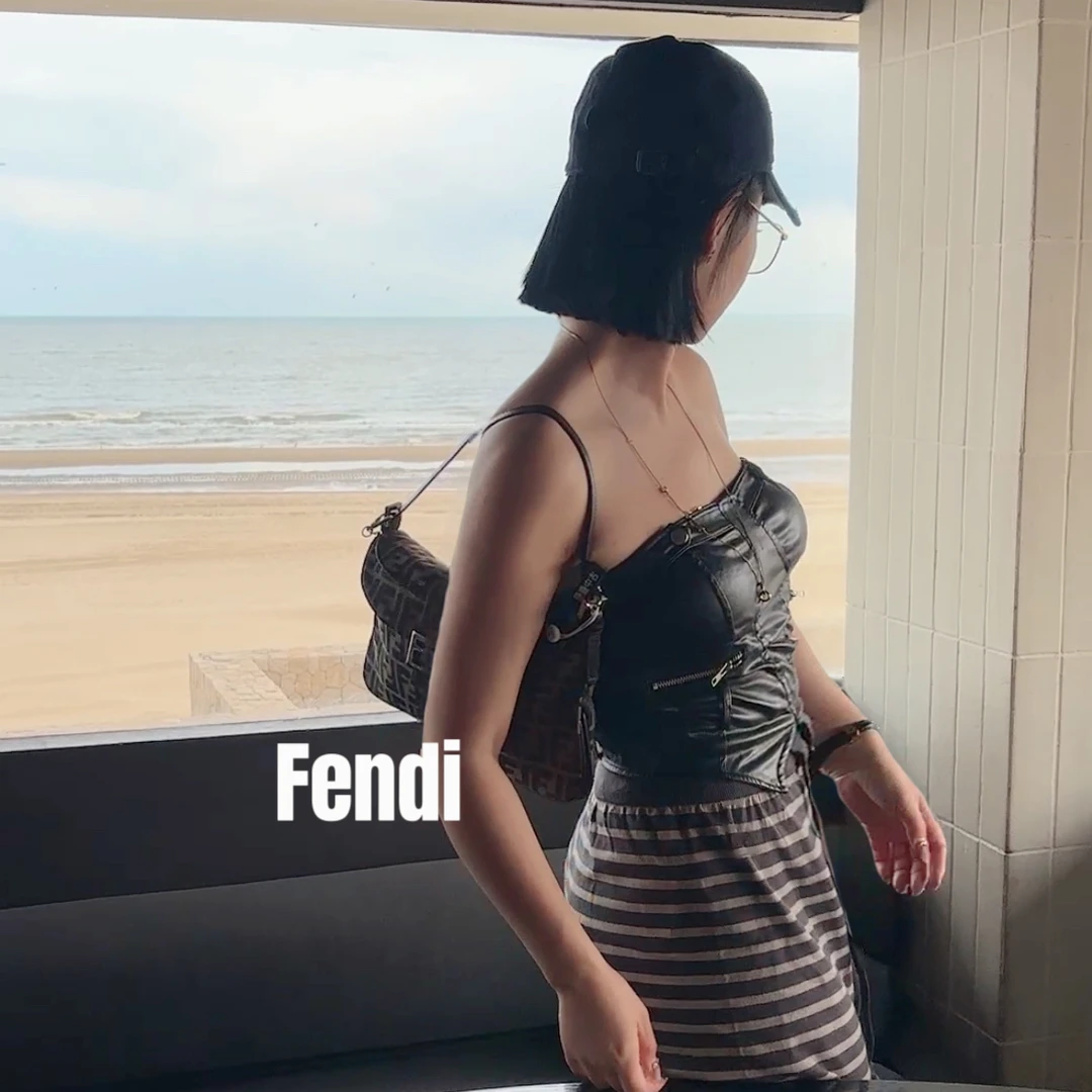 修复品8613541/FENDI/芬迪/翻盖法棍包配皮换新