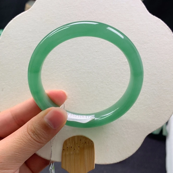 未镶嵌手镯石英质玉