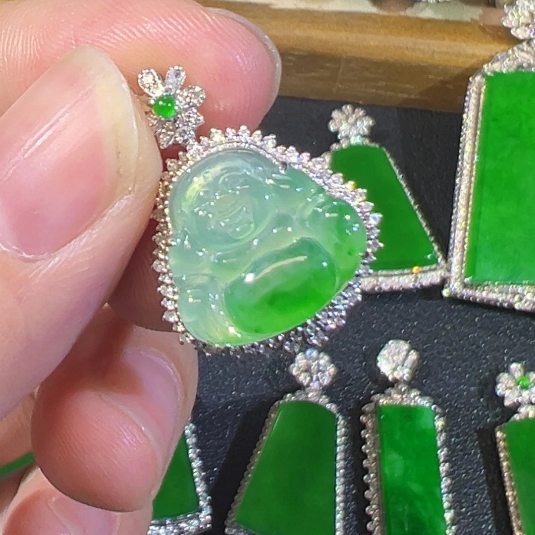 翡翠18K金镶嵌颈饰