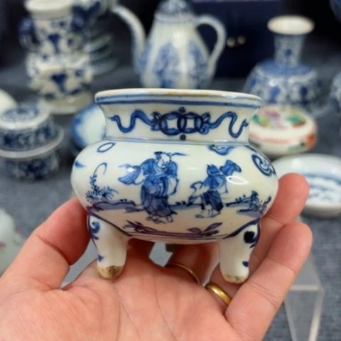 不**茶一个青花人物故事三足炉