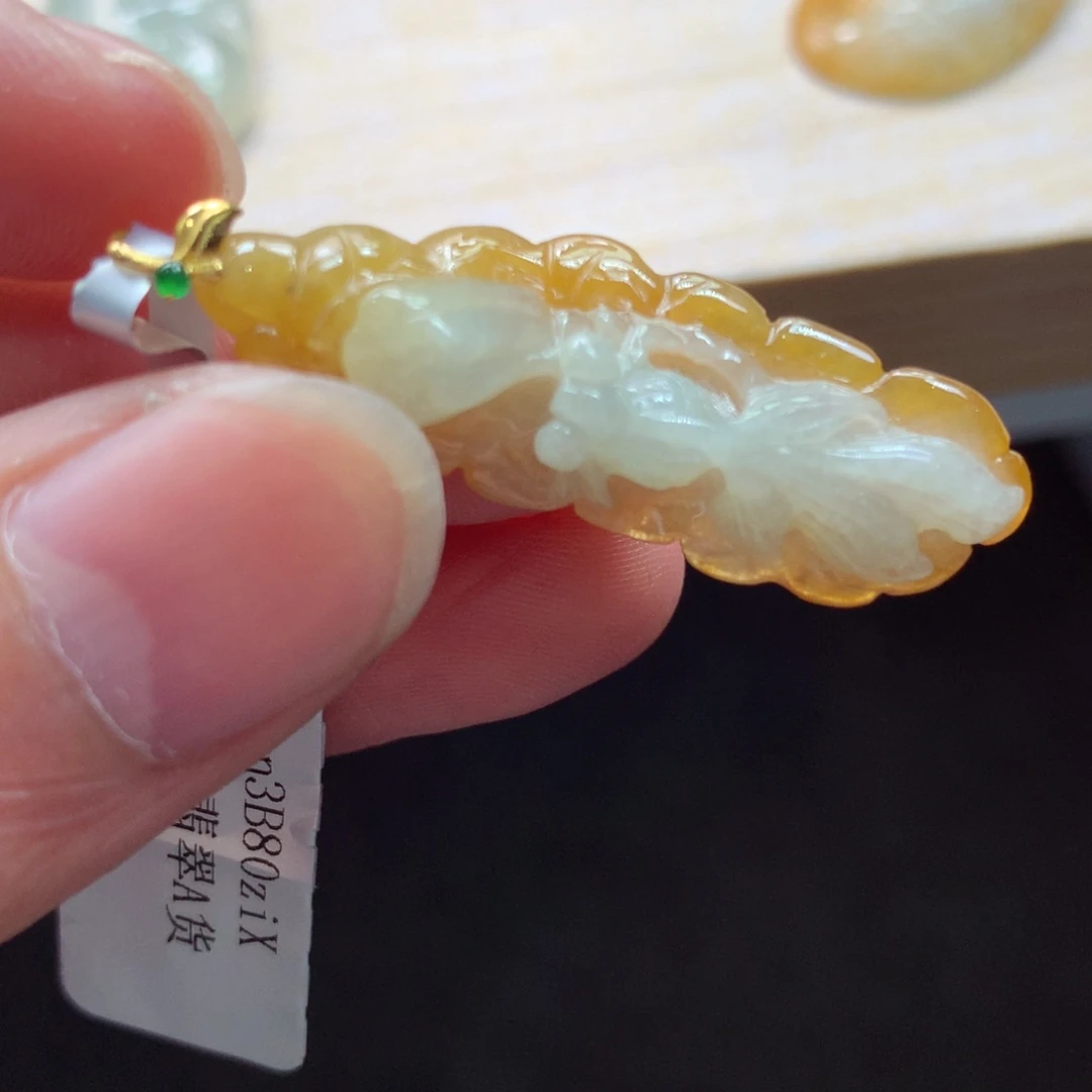 翡翠18K金镶嵌颈饰吊坠