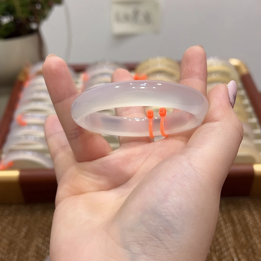 圆***妈玛瑙/玉髓未镶嵌手镯