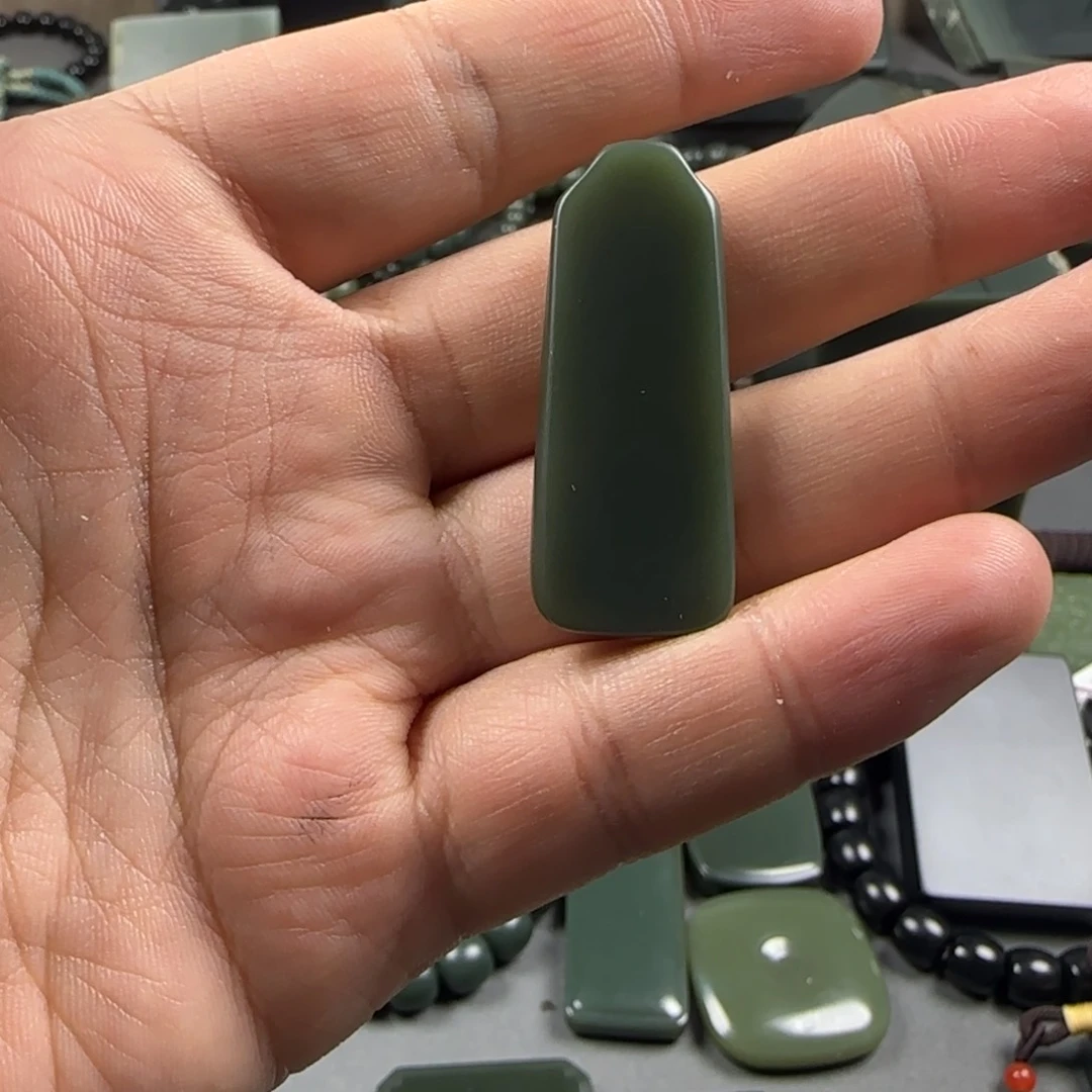 吊坠(不含链)未镶嵌和田玉（青玉）