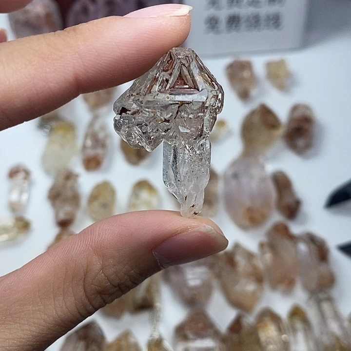 未镶嵌颈饰水晶红泥开窗玻璃体权杖