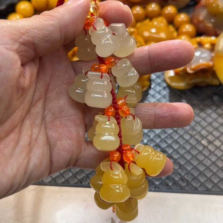 石英质玉（黄龙玉）颈饰未镶嵌