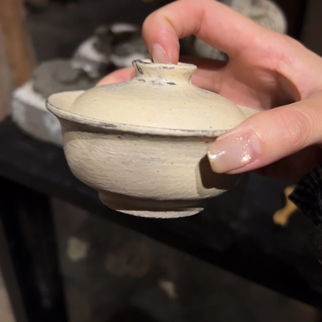 瓷片陶瓷。      陶瓷。