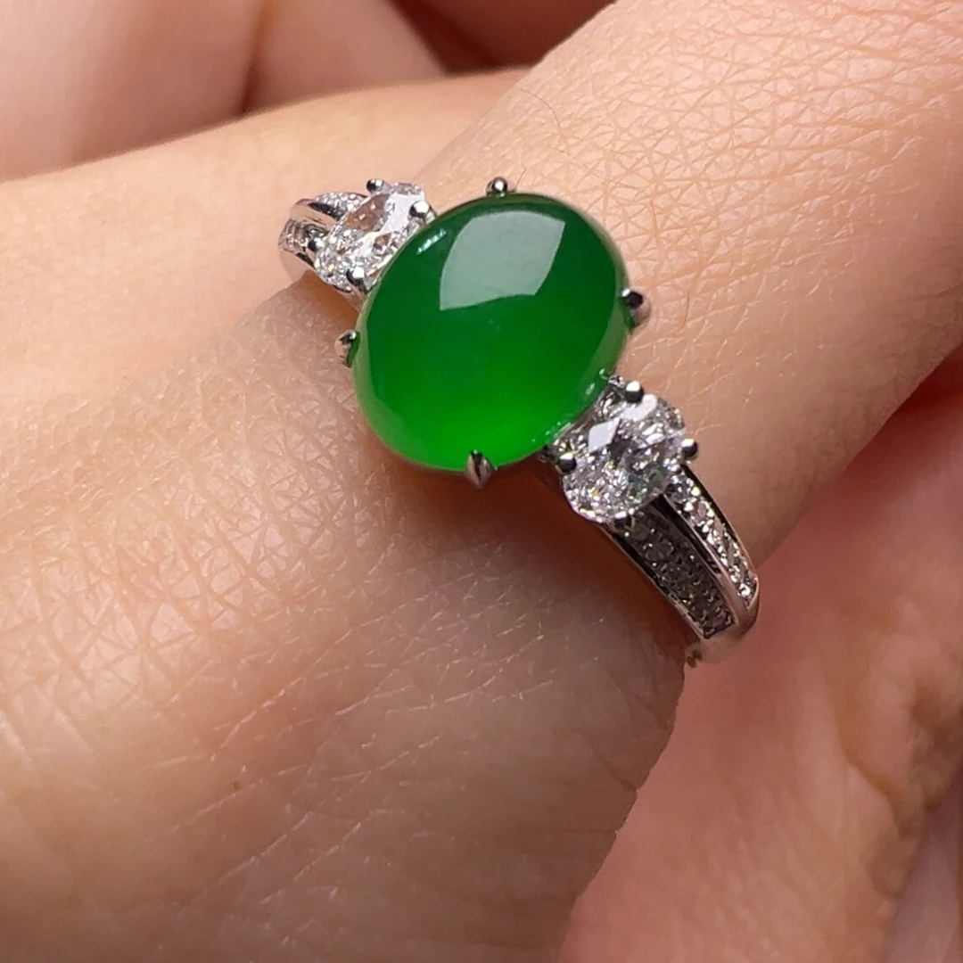 翡翠18K金镶嵌戒指Y辣绿蛋面