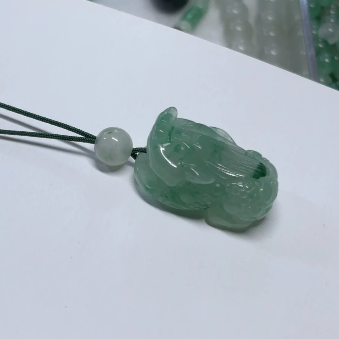 石英质玉（非洲翠）未镶嵌散珠手工雕刻貔貅吊坠