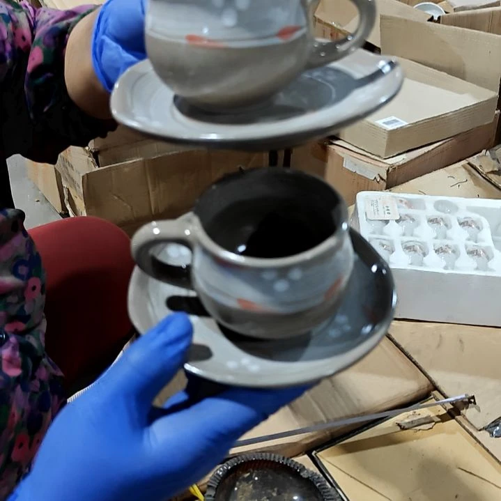 瓷片盘子碗茶壶啥都有