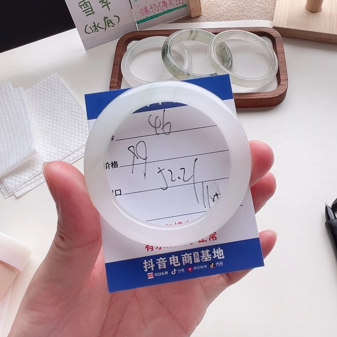未镶嵌手镯石英质玉46-52.2