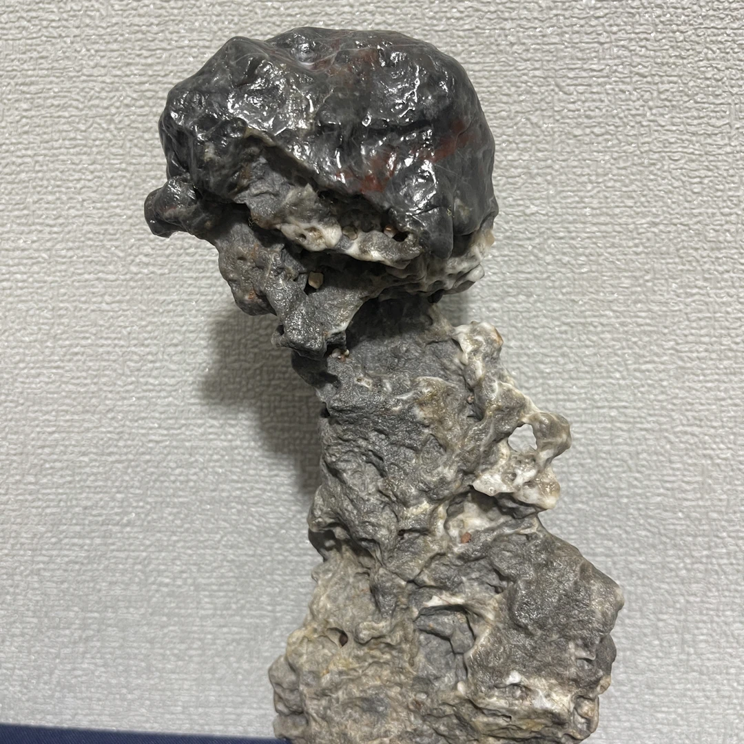 风凌石象形人物，兵人头戴俏着红彩的钢盔，人物形象生动传神