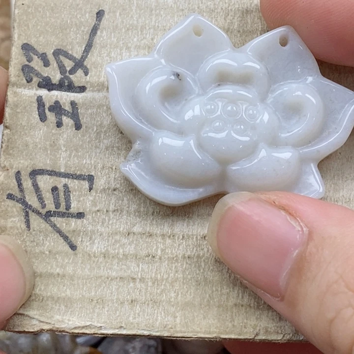 颈饰未镶嵌硅化珊瑚（珊瑚玉）天**镜