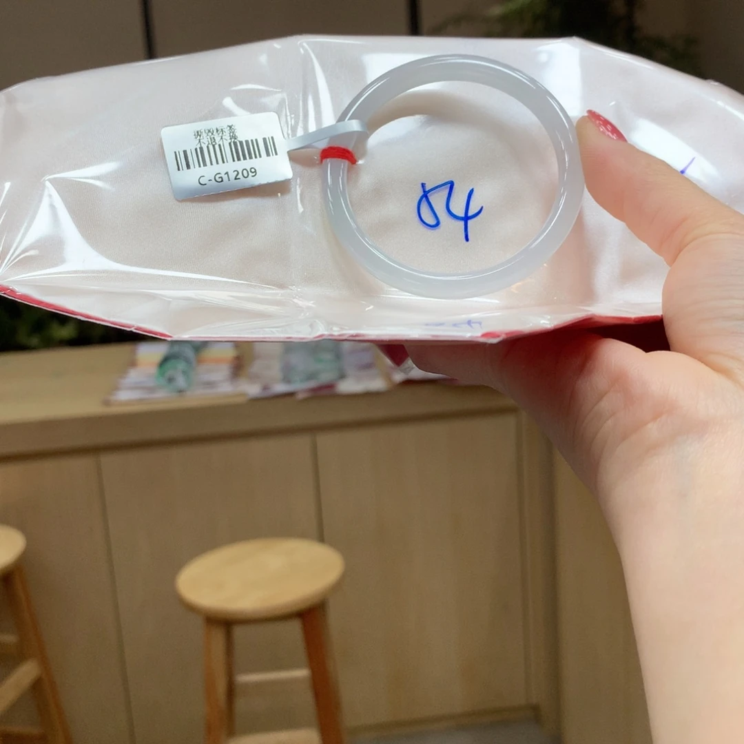 翡翠手镯未镶嵌不退不换