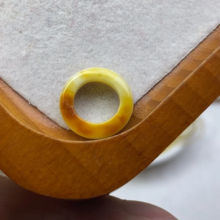 蜜蜡未镶嵌裸石瑕疵内直径卡9➕