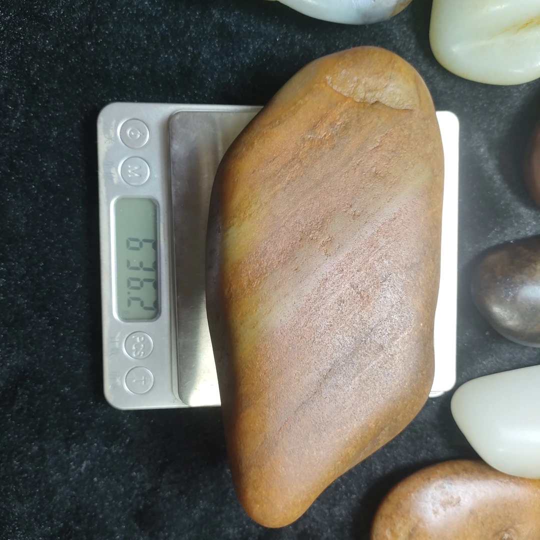 630.2克，新疆和田黄沁原石，肉质细腻，油脂光泽，纯天然皮色，玩料。