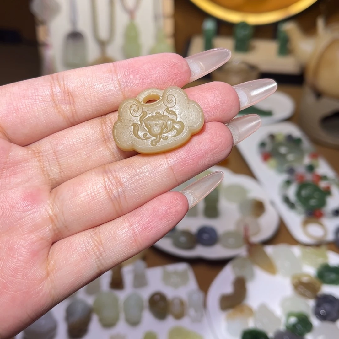 杨***军和田玉未镶嵌颈饰