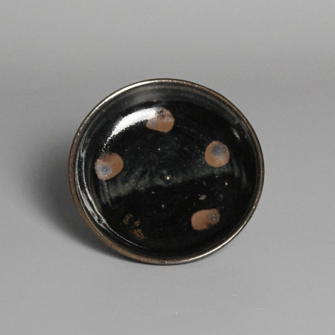 （4）黑釉铁锈花碟