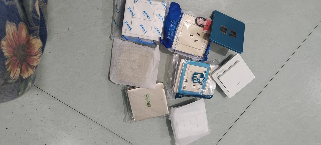 WIFI开关墙壁开关插座（拍一发六个）（杂款式随机发）