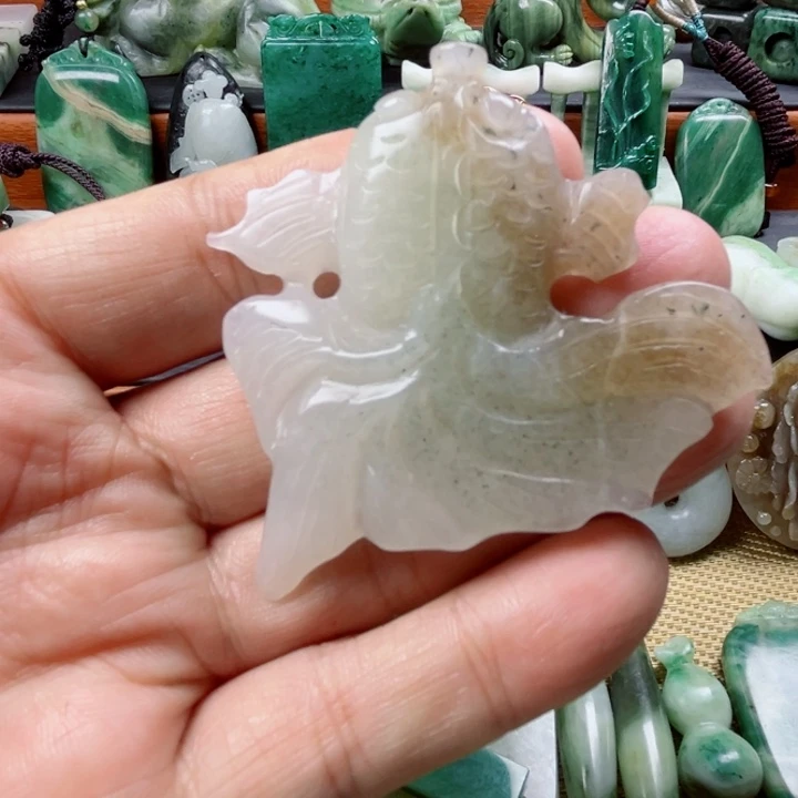 独山玉未镶嵌珠宝半成品有瑕疵
