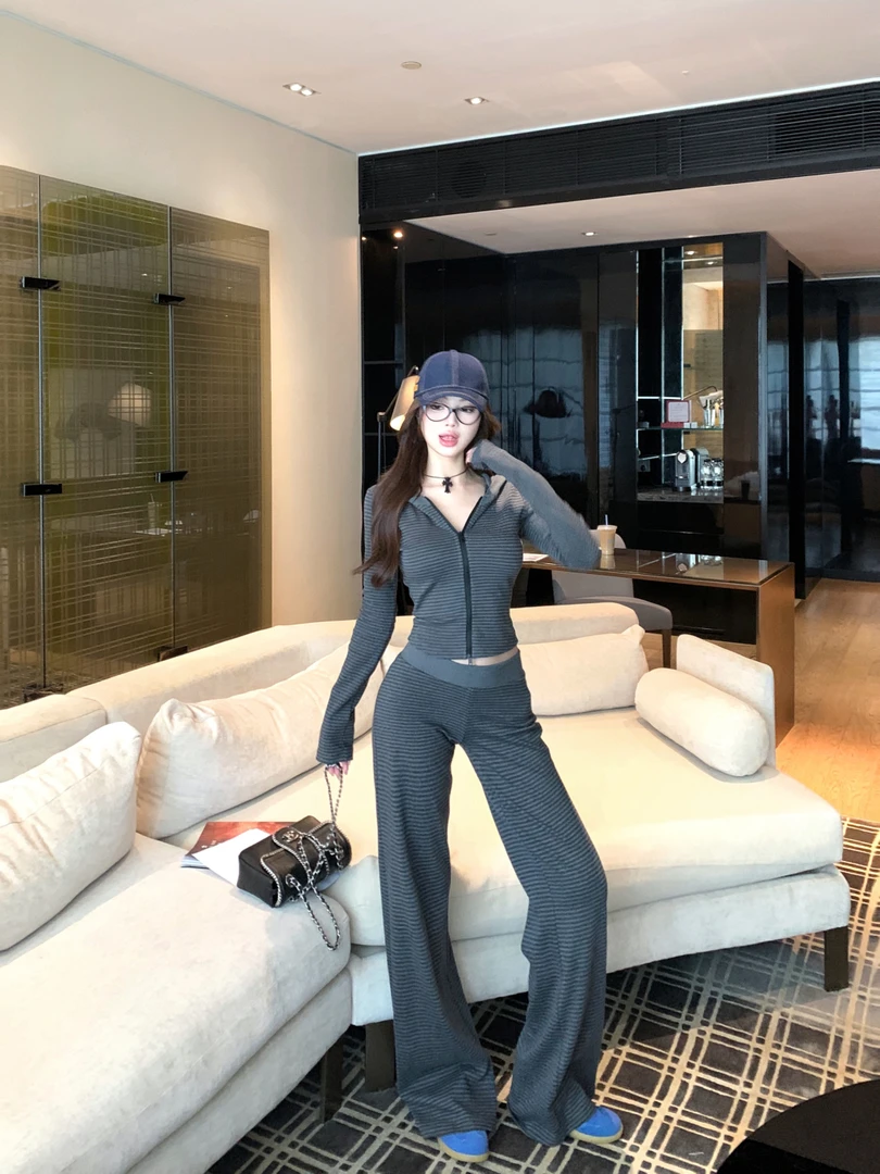 慵懒周末outfit 条纹修身正肩显瘦连帽卫衣+休闲显瘦修身微辣长裤