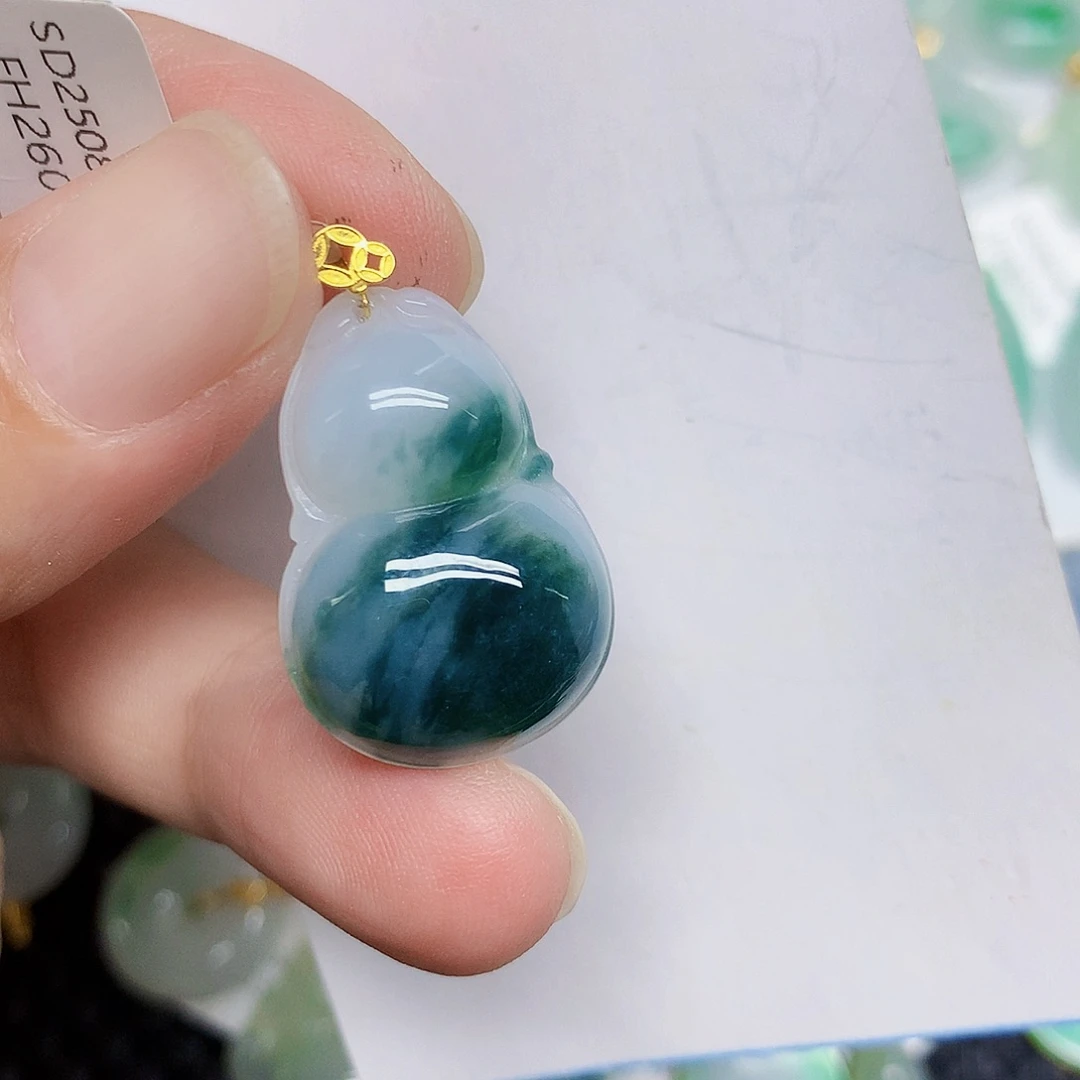 翡翠18K金镶嵌颈饰葫芦