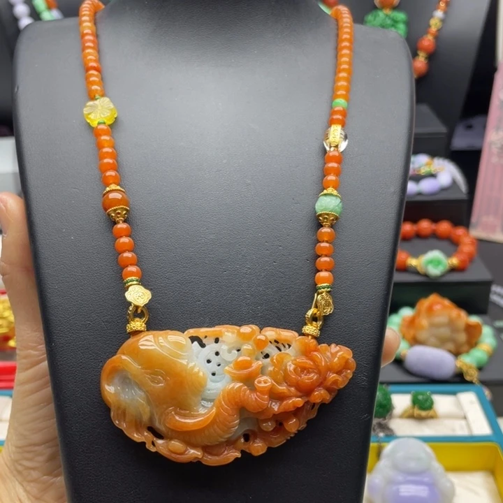 翡翠未镶嵌颈饰红吉祥如意