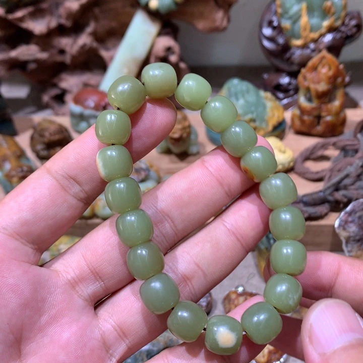 未镶嵌岫岩河磨玉（透闪石质玉）把件