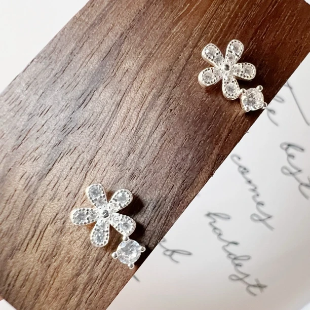 925银合成锆石耳饰 日韩时尚百搭甜美小花镶嵌合成锆石银耳饰